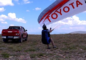 Hilux Bu Kez de Yamaç Paraşütüyle Kapadokya’da Yarıştı