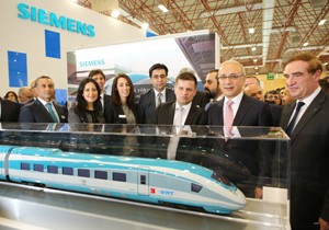 Bakan Elvan, Eurasia Rail 5’teki Siemens Standını Ziyaret Etti