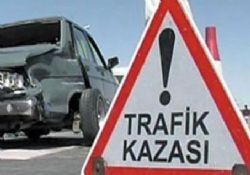 Otomobil Yol Kenarındaki Kamyona Çarptı ! 