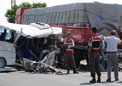 İşçi servisi TIR a çarptı: 4 ölü, 13 yaralı